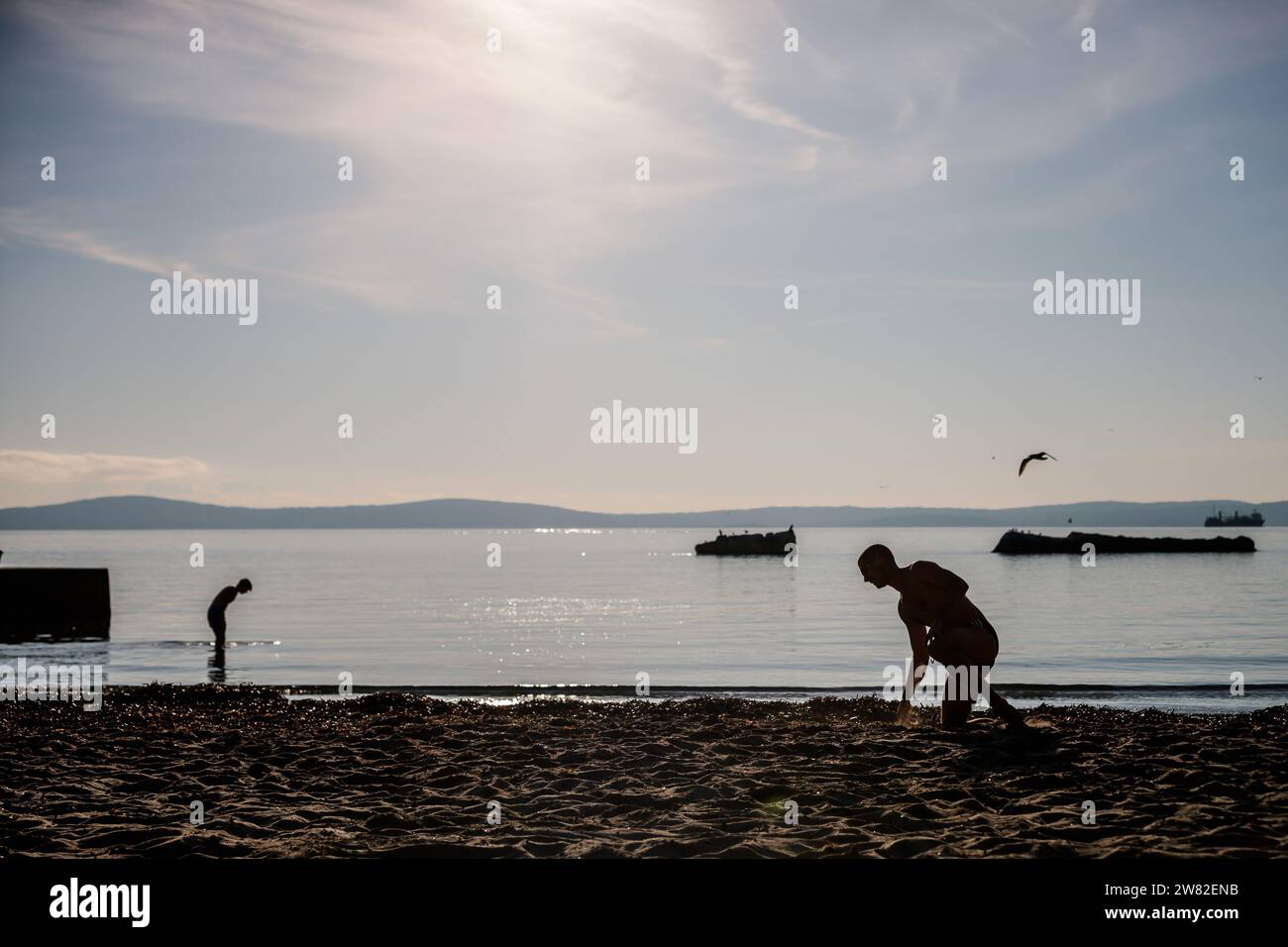 Split, Hrvatska. 14 novembre 2023. La gente ha visto giocare a picigin, il tradizionale gioco di Beach ball croato sulla spiaggia di Firule, a Spalato, Croazia, il 21 dicembre 2023. Anche se è il primo giorno d'inverno nella città di Spalato sono stati misurati 16 gradi foto: Zvonimir Barisin/PIXSELL credito: Pixsell/Alamy Live News Foto Stock