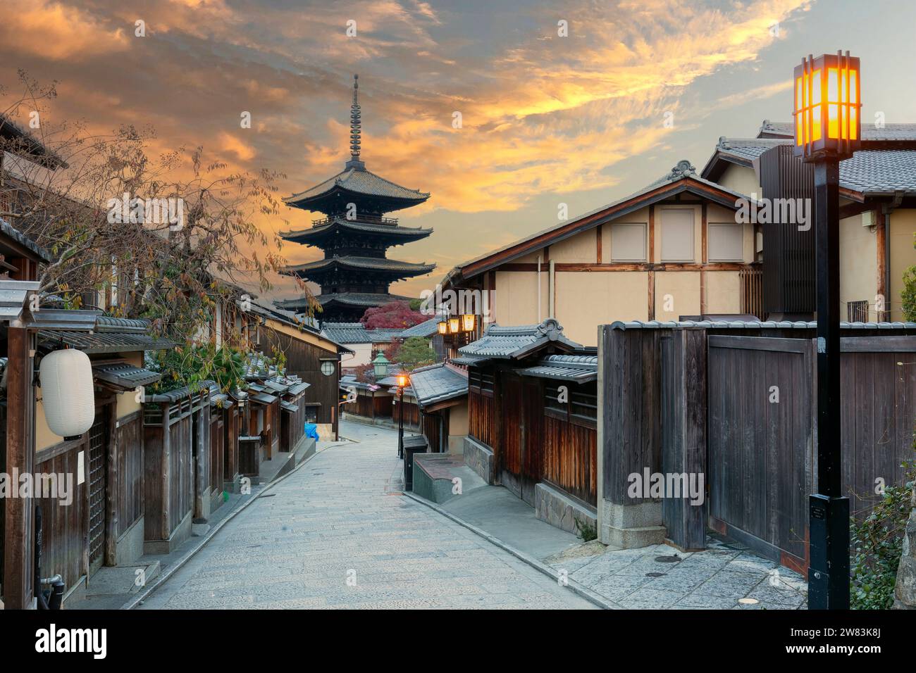 La mattina presto a Gion Kyoto, pagoda di legno nella città vecchia di Kyoto in Giappone Foto Stock