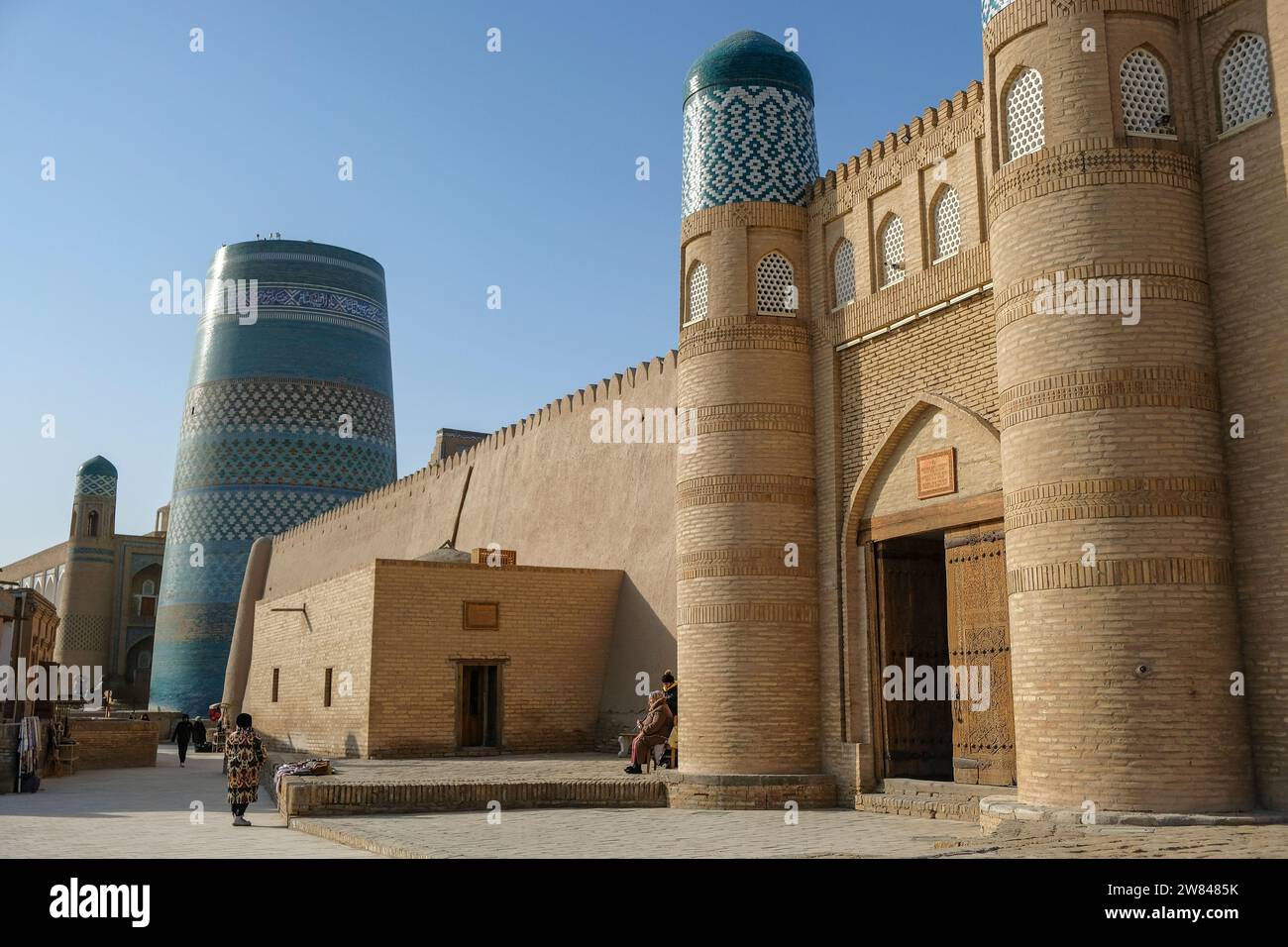 Khiva, Uzbekistan - 16 dicembre 2023: Il minareto minore di Kalta situato nella città vecchia di Khiva, Uzbekistan. Foto Stock