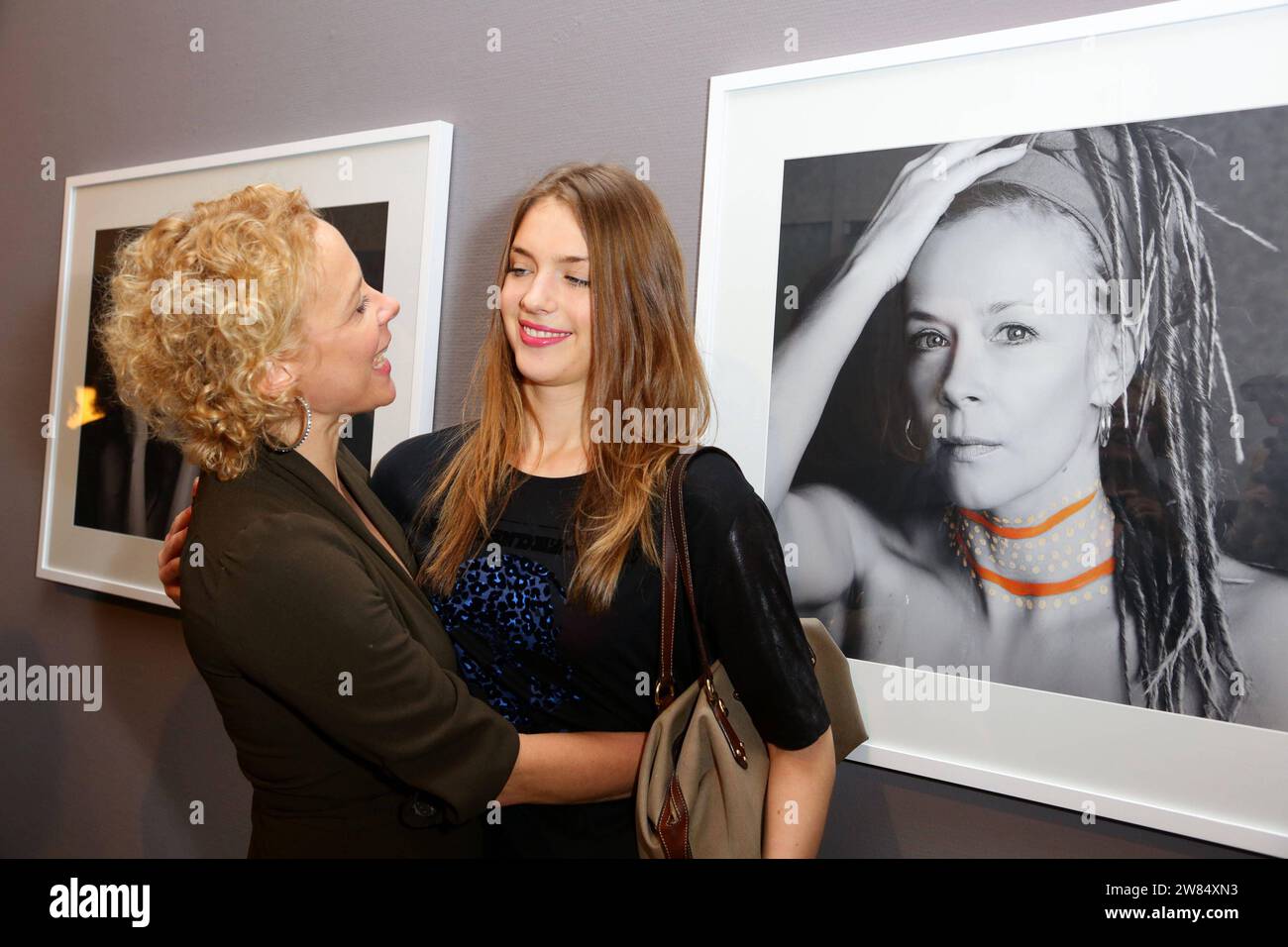 Katja Riemann Tochter Paula - Kampf gegen Hunger Vernissage - Berlino - 18.10.2012 Berlin Deutschland Germania Copyright: XJamesxColdreyx Foto Stock