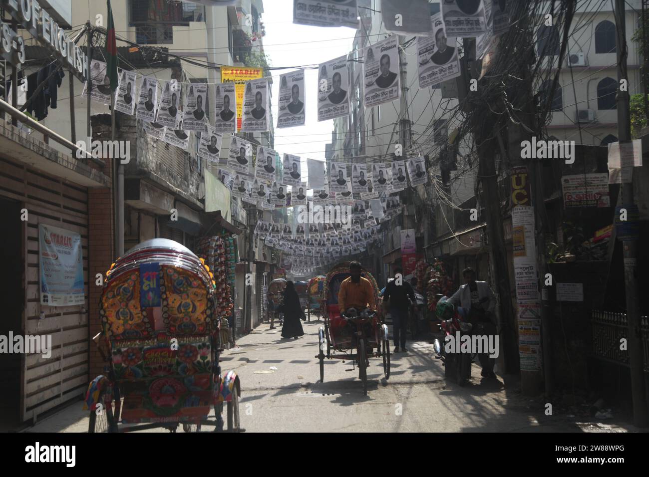 Dhaka Bangladesh 21 dicembre 2023,è iniziata la campagna elettorale per le 12 elezioni parlamentari. Le strade sono coperte dal po del candidato Foto Stock