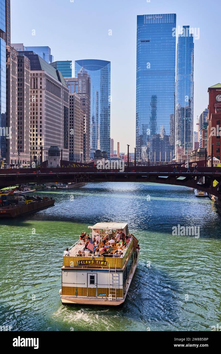 Tour in barca soleggiata, party boat sul canale di Chicago verso il ponte nella giornata di sole con grattacieli blu, Stati Uniti Foto Stock