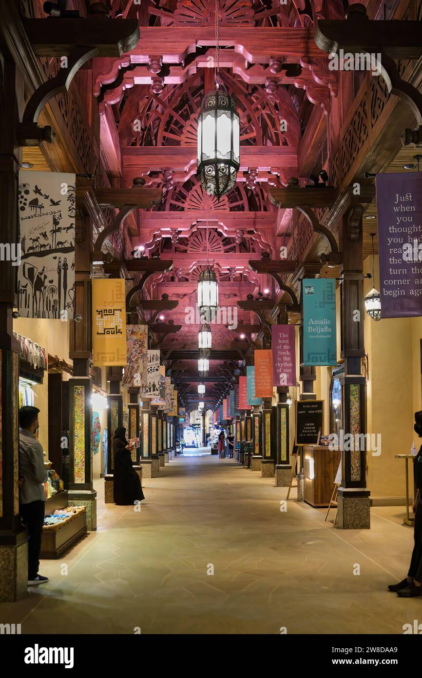 Negozi al coperto al Souk Madinat Jumeirah, Dubai, Emirati Arabi Uniti Foto Stock