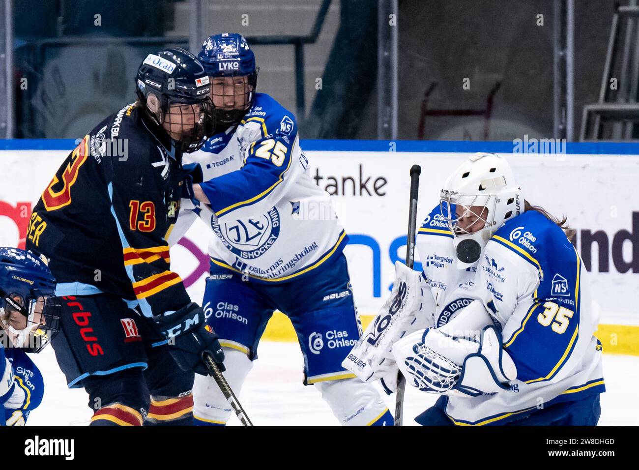 Stoccolma, Stoccolma, Svezia. 21 dicembre 2023. Leksand portiere Emma Polusny, Djurgarden 13 Anneke Linser Leksand 25 Nathalie Carlsson Mattila durante la partita in SDHL tra Djurgarden IF e Leksand IF su Hovet il 21 dicembre a Stoccolma (Credit Image: © Johan Dali/ZUMA Press Wire) SOLO USO EDITORIALE! Non per USO commerciale! Foto Stock