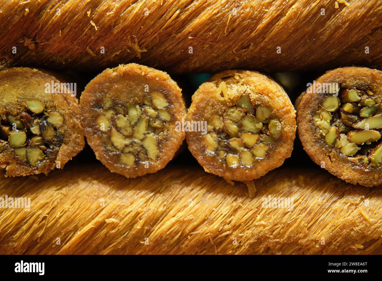 Vista ravvicinata del delizioso baklava al pistacchio appena fatto Foto Stock