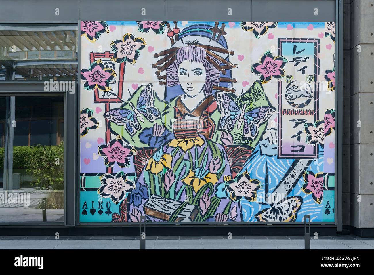 Vivace e colorato murale di una donna giapponese in un kimono di Lady Aiko al d3, Dubai Design District, Dubai, Emirati Arabi Uniti Foto Stock