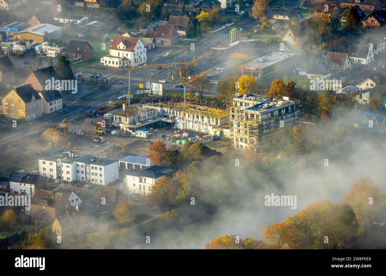 Vista aerea, nubi di nebbia sul quartiere Bossendorf presso il canale Wesel-Datteln con ponte, cantiere e nuovo edificio Katharinenhöfe Foto Stock