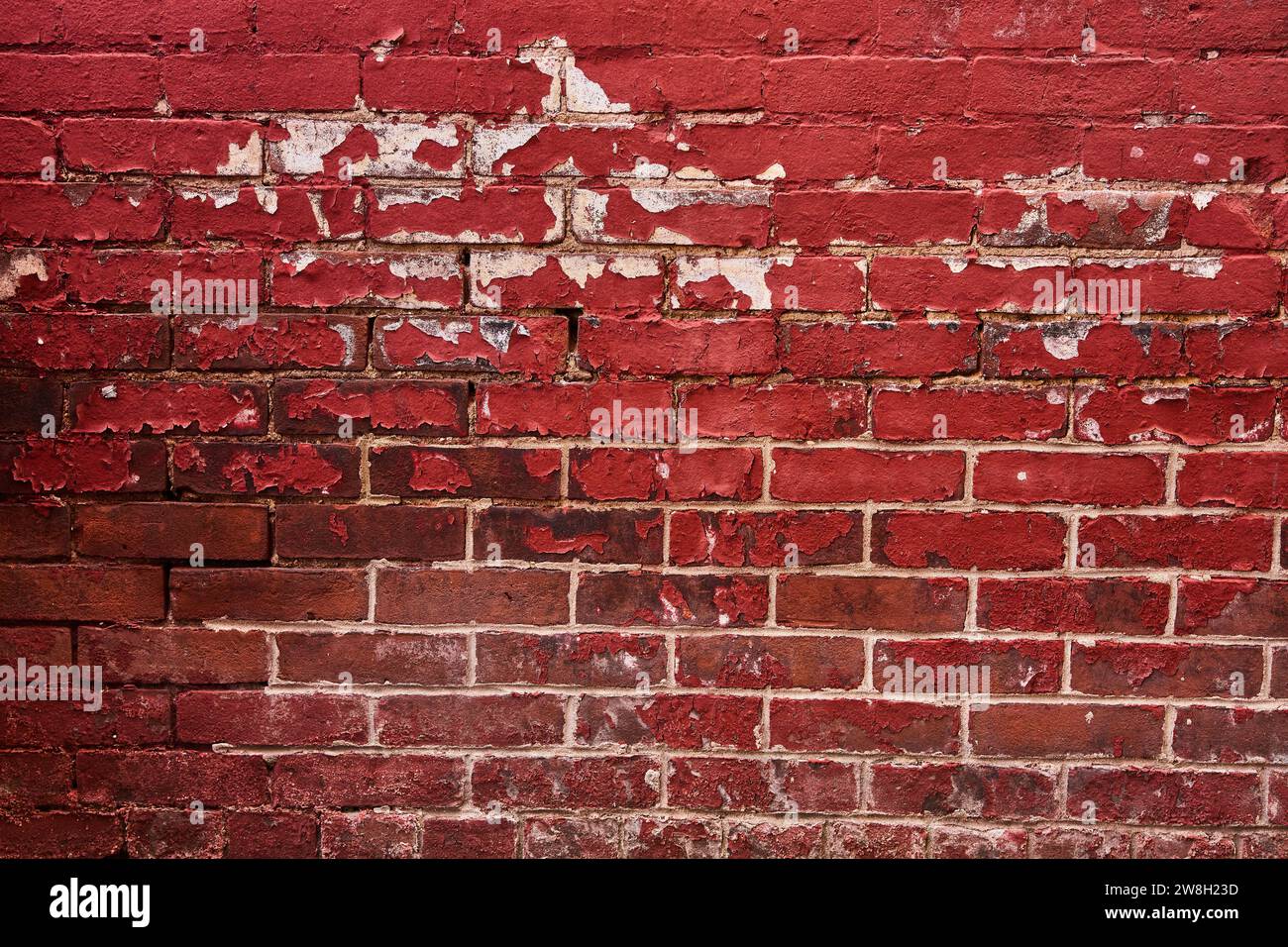 Texture parete in mattoni rossi resistente alle intemperie con dettagli di vernice sbucciata Foto Stock