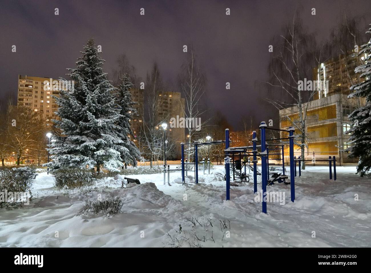Paesaggio urbano invernale con edifici residenziali a più piani e abeti innevati a Mosca, Russia Foto Stock