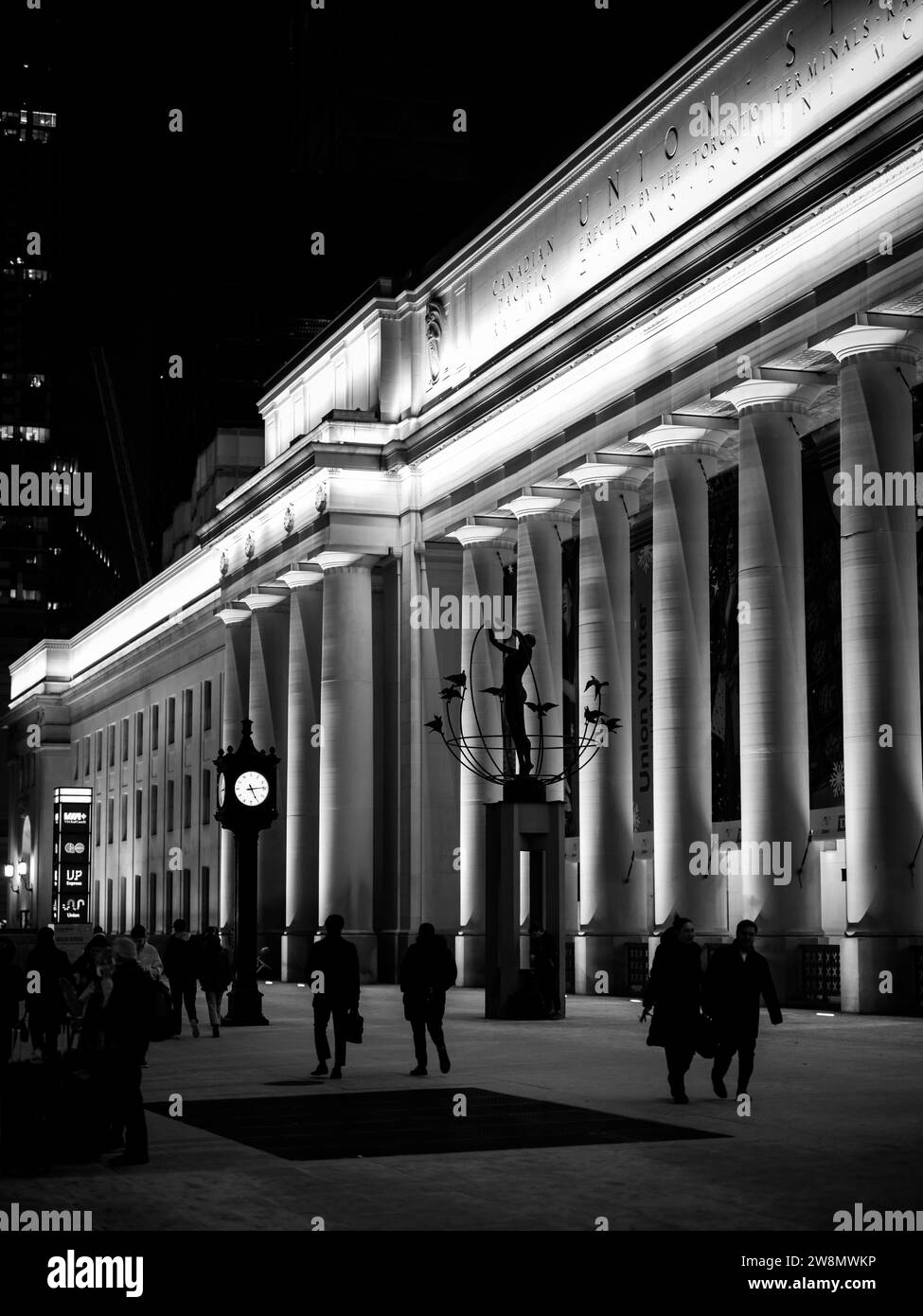 Davanti alla Union Station su Front Street a Toronto, Canada. Union Station è la principale stazione ferroviaria del Canada. Foto Stock