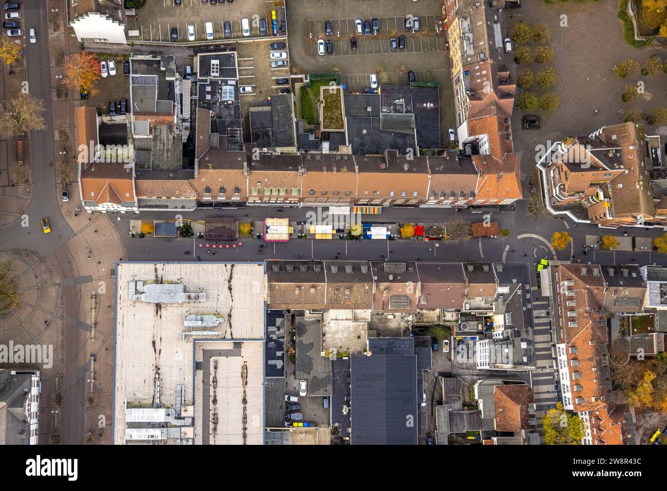 Vista aerea, zona pedonale di Hochstraße, via dello shopping con bancarelle natalizie, edifici residenziali e commerciali, circondati da un'atmosfera autunnale Foto Stock