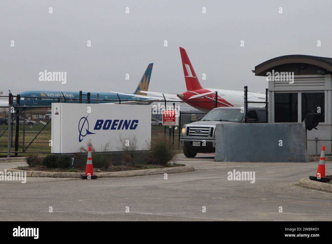 San Antonio, Stati Uniti. 21 dicembre 2023. Cabina di sicurezza e segnaletica esterna all'esterno delle strutture Boeing presso Tech Port a San Antonio, Texas, USA, il 21 dicembre 2023. La Boeing Company fornisce servizi commerciali e di difesa e fornisce una quota maggioritaria di posti di lavoro correlati agli aeromobili a San Antonio. (Foto di Carlos Kosienski/Sipa USA) credito: SIPA USA/Alamy Live News Foto Stock