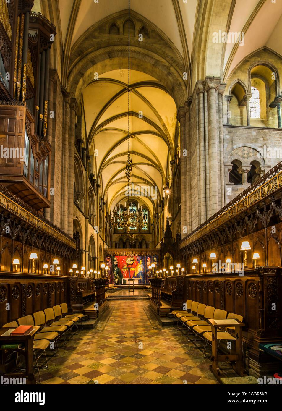 Edificio, architettura, classe colorata, Cattedrale di Chichester, Inghilterra. Foto Stock