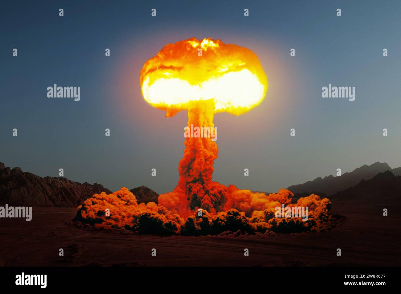 Terribile esplosione di Una bomba nucleare con Un fungo nel deserto. Test bomba all'idrogeno. Catastrofe nucleare. Fungo nucleare. Terza guerra mondiale Foto Stock