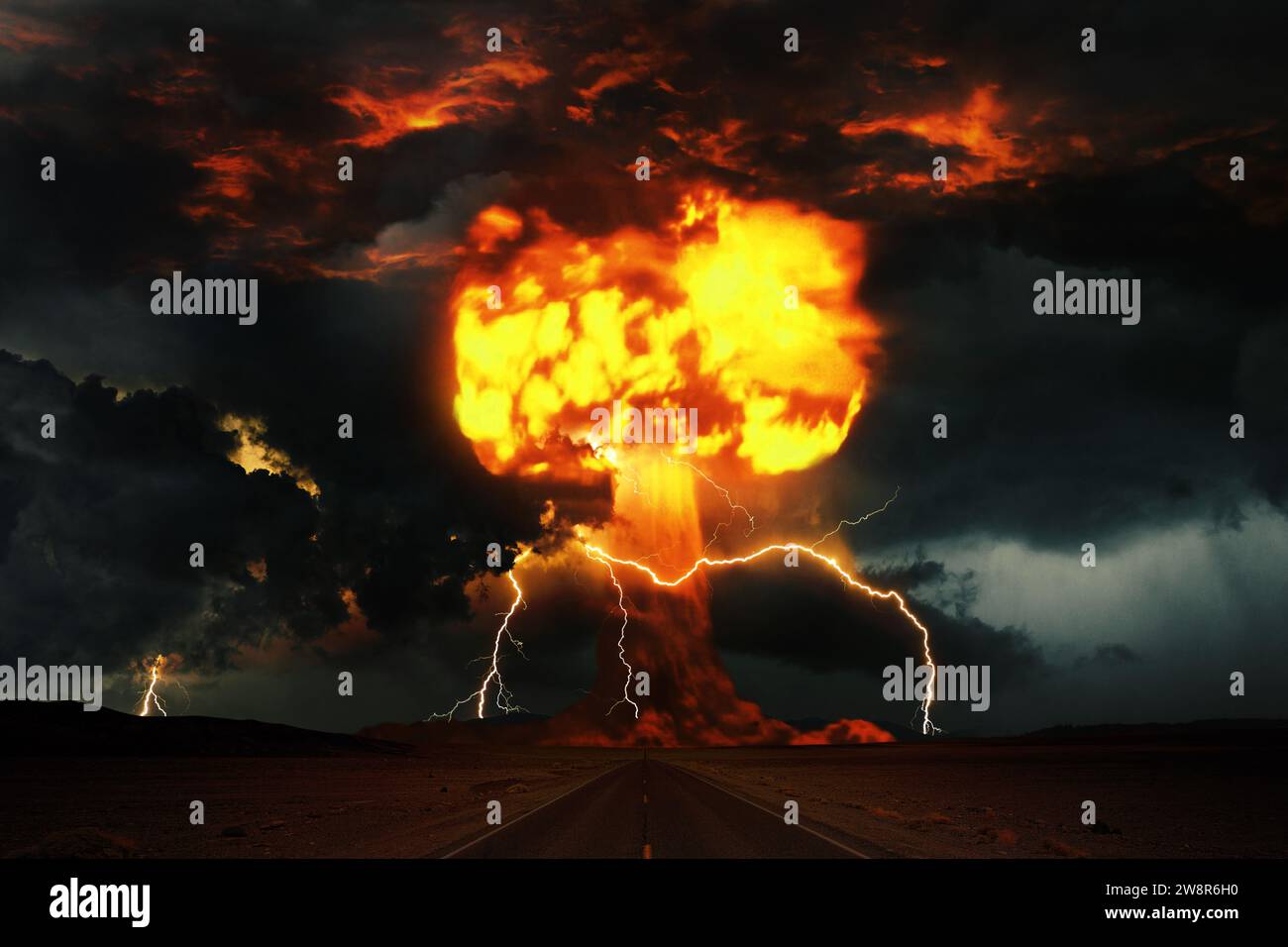 Terribile esplosione di Una bomba nucleare con Un fungo con nuvole e tempesta con temporali nell'oscurità. Test bomba all'idrogeno. Catastrofe nucleare. RO Foto Stock