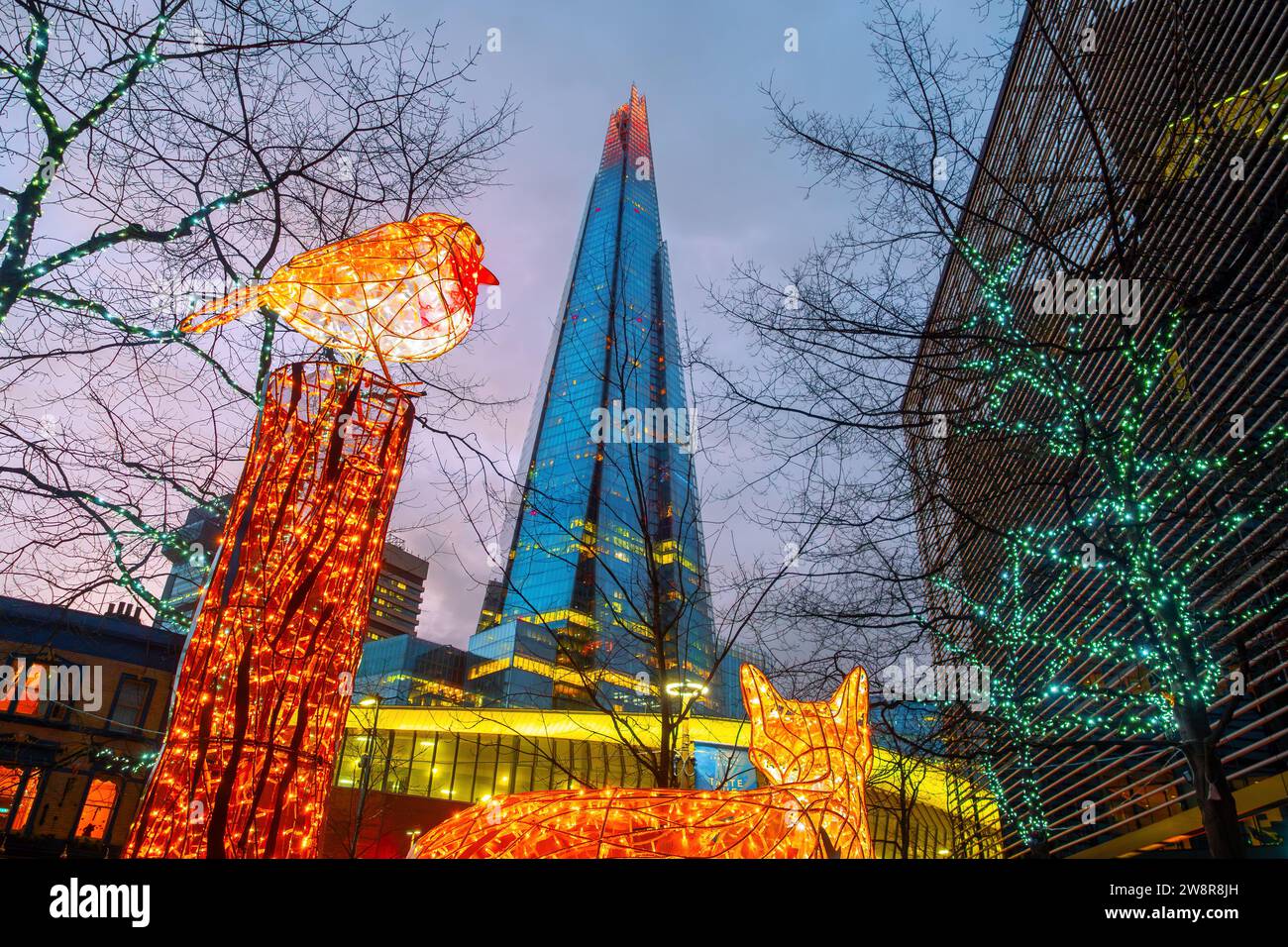Londra, Inghilterra, Regno Unito - 24 dicembre 2022: Vista del famoso grattacielo Shard Building e delle tradizionali decorazioni natalizie per volpi e uccelli del Regno Unito, illum Foto Stock