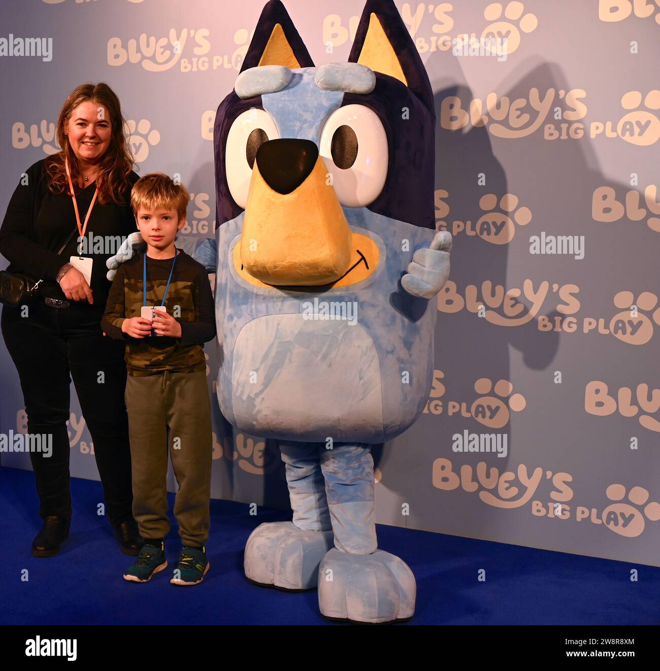 Ospiti.giovedì 21 dicembre le celebrità e le loro famiglie si sono riunite alla Royal Festival Hall di Londra per uno spettacolo di gala di Bluey's Big Play , un nuovissimo adattamento teatrale della pluripremiata serie televisiva per bambini Bluey, BAFTA & Emmy . Prodotto da Ludo Studion. Ospiti VIP e genitori orgogliosi che sono venuti a vedere la prima ufficiale dello spettacolo nel Regno Unito includono, Strictly come Dancing Stars James e Ola Jordan , Rachel Riley e suo marito Pasha Kovalev , comica e presentatrice televisiva Katherine Ryan , rapper Professor Green, Brian McFadden .JLS star di Westlife, diventato agricoltore Foto Stock