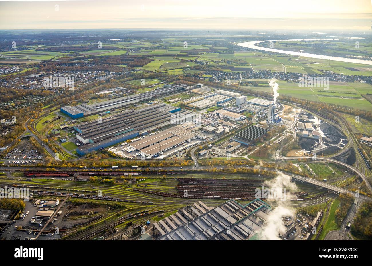 Vista aerea, ThyssenKrupp Steel Europe am Röhrenwerk, stazione di carico dei binari ferroviari, vista lontana con prati e campi lungo il fiume Reno, sur Foto Stock