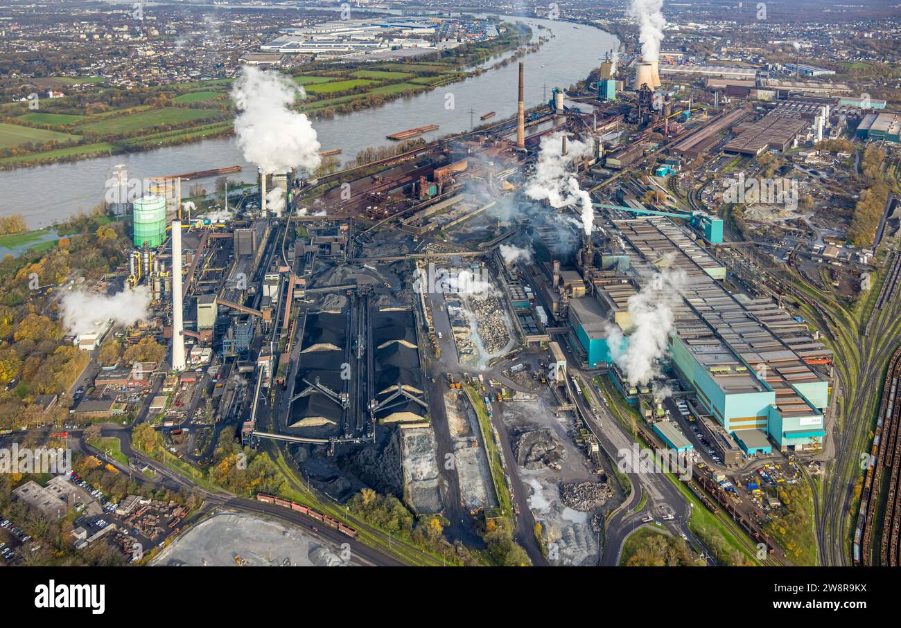 Vista aerea, Hüttenwerke Krupp Mannesmann HKM e la centrale elettrica a gas di Huckingen con torri di raffreddamento fumatori sul fiume Reno, circondata dall'autunno Foto Stock