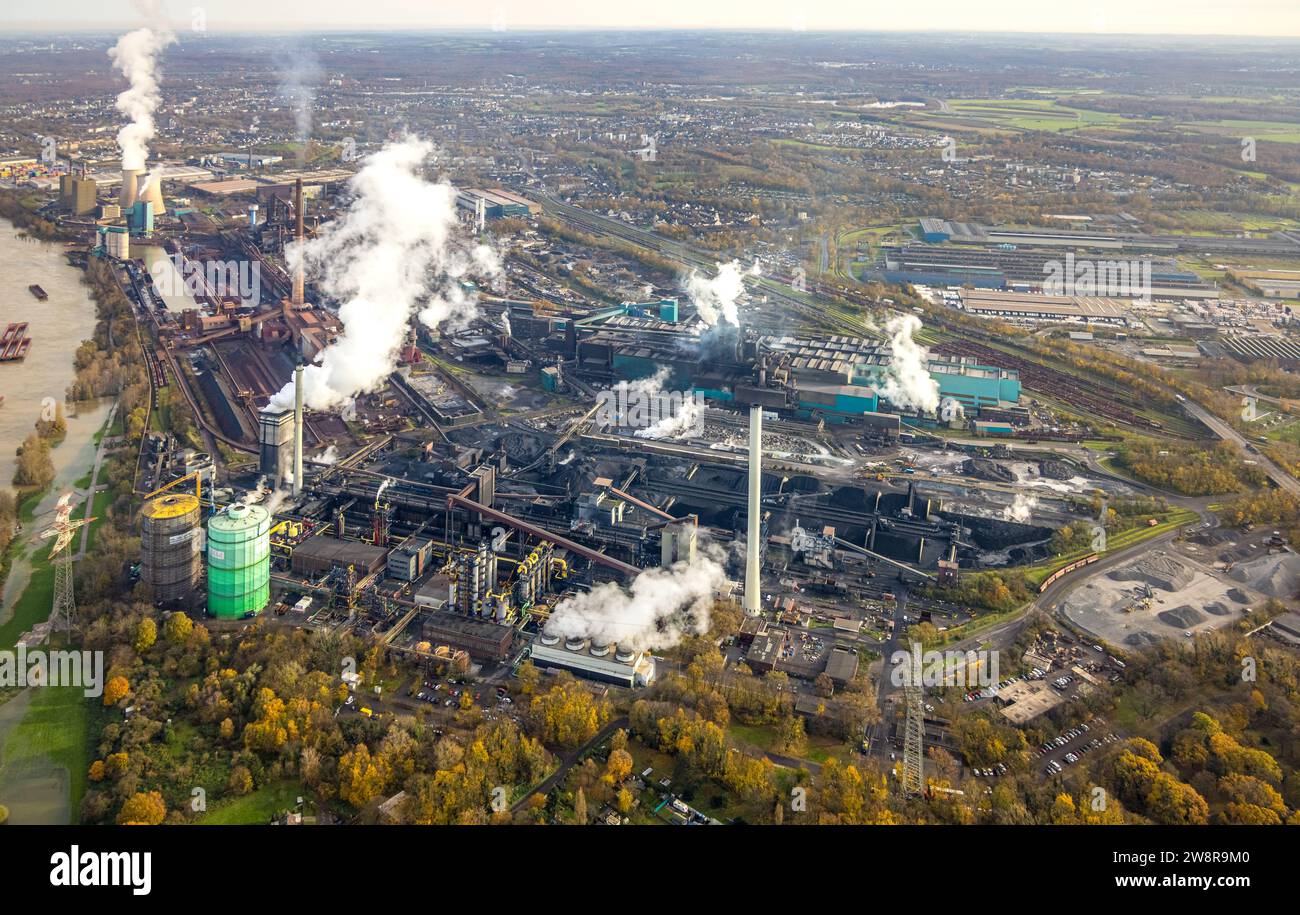 Vista aerea, Hüttenwerke Krupp Mannesmann HKM e la centrale elettrica a gas di Huckingen con torri di raffreddamento fumatori sul fiume Reno, circondata dall'autunno Foto Stock