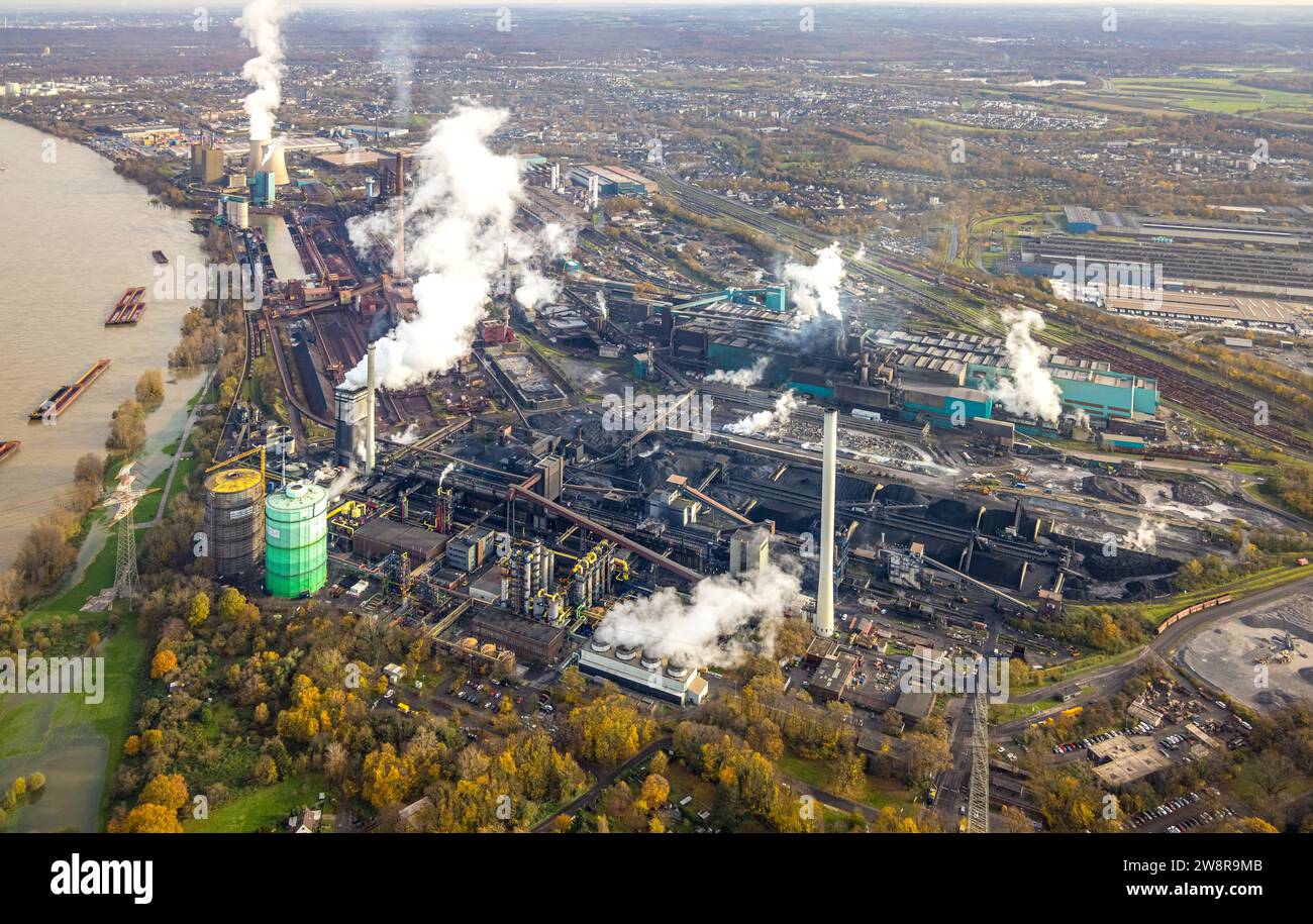 Vista aerea, Hüttenwerke Krupp Mannesmann HKM e la centrale elettrica a gas di Huckingen con torri di raffreddamento fumatori sul fiume Reno, circondata dall'autunno Foto Stock