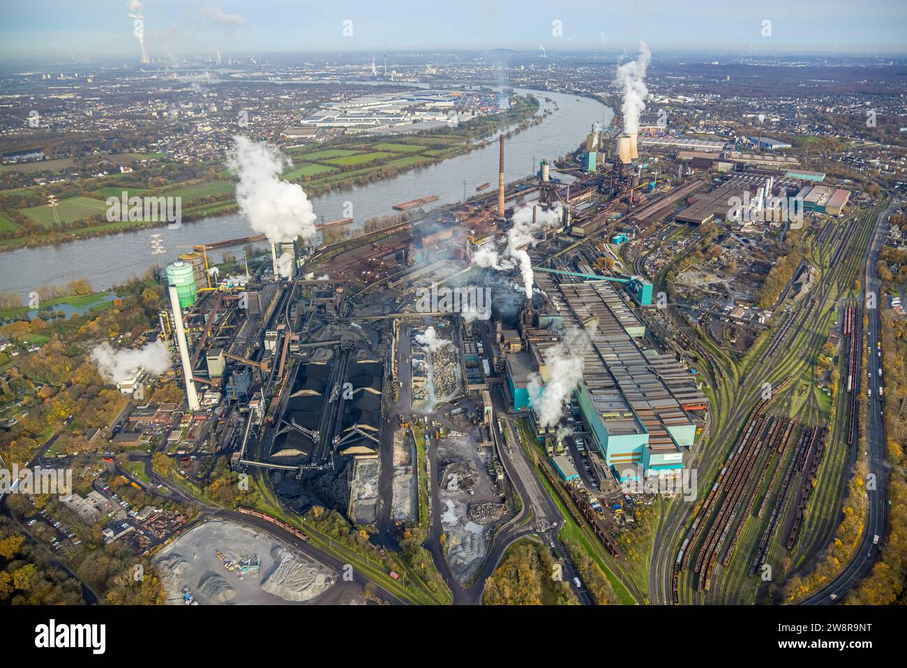 Vista aerea, Hüttenwerke Krupp Mannesmann HKM e la centrale elettrica a gas di Huckingen con torri di raffreddamento fumatori sul fiume Reno, circondata dall'autunno Foto Stock