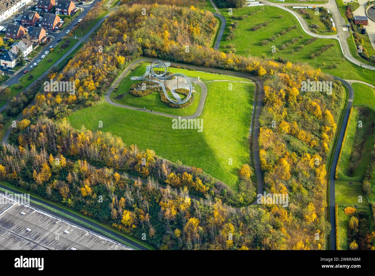 Vista aerea, Tigre e tartaruga - magica opera d'arte della montagna, parco Heinrich-Hildebrand-Höhe, circondato da alberi decidui autunnali, Wanheim-Angerhausen, Foto Stock