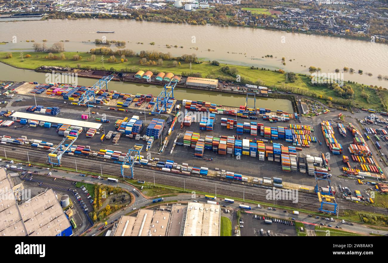 Vista aerea, logport i (Eins) zona industriale logistica, fiume Reno con inondazione, circondato da alberi decidui autunnali, Friemersheim, Duisburg, Ruh Foto Stock