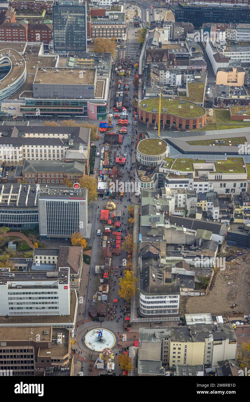 Vista aerea, centro affari della città, mercatino di Natale nella zona pedonale di Königstraße, galleria del foro di Duisburg, circondata da alberi decidui autunnali Foto Stock