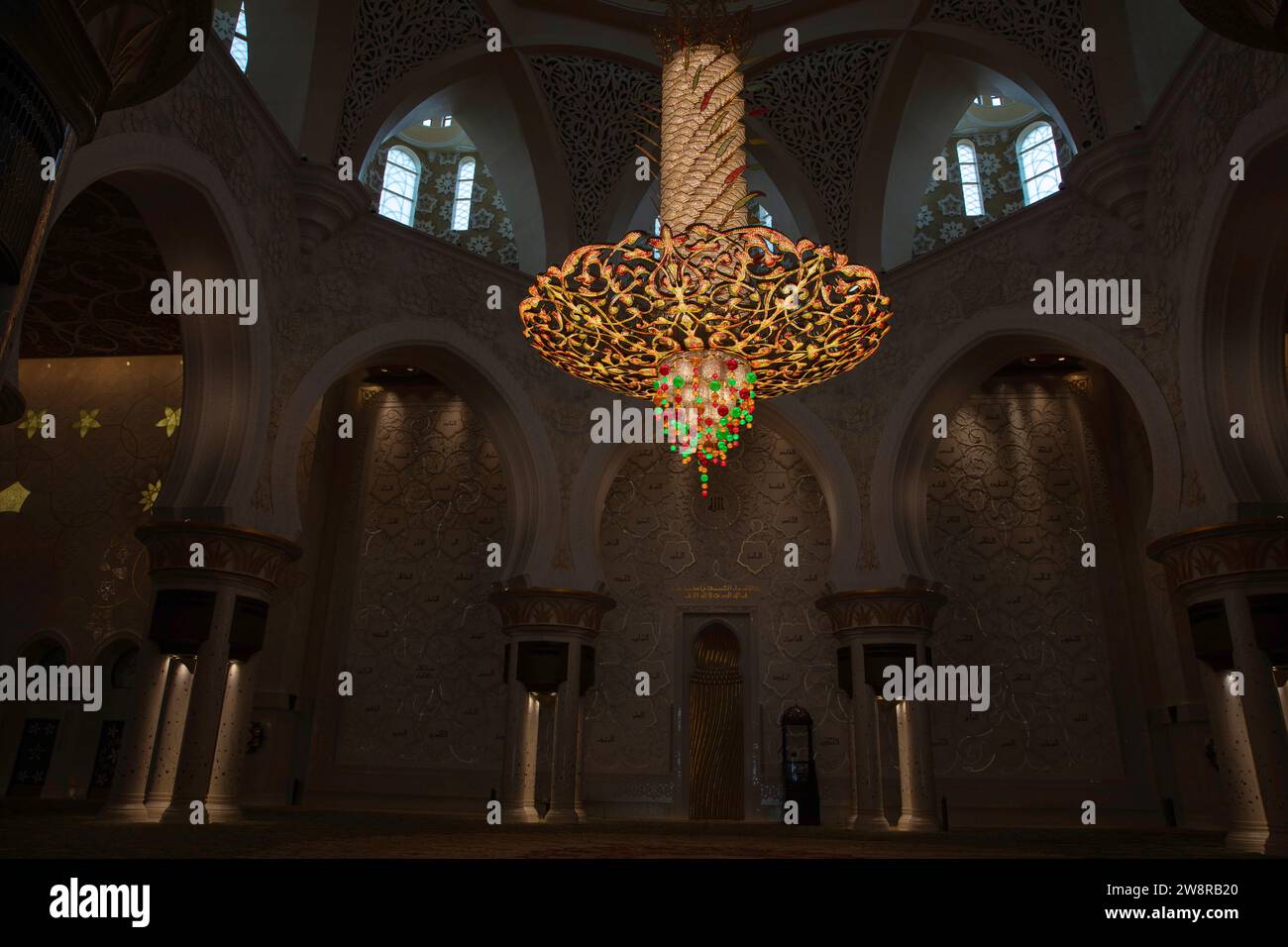 Lampadario nella sala di preghiera principale della grande Moschea Sheikh Zayed, Abu Dhabi, Emirati Arabi Uniti Foto Stock