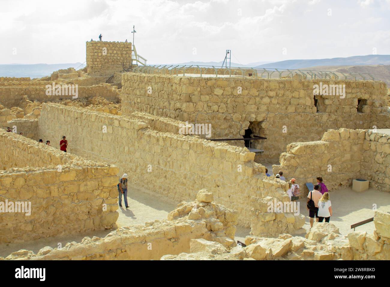 Il 2022 novembre, i turisti visitano le antiche rovine di Massada, costruite da Erode il grande, e l'antico sito della rivolta ebraica contro gli occupati romani Foto Stock