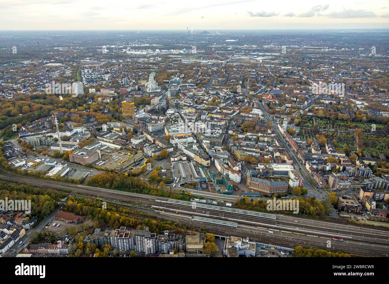 Vista aerea, stazione centrale di Hbf e City InnestadtView con torre delle telecomunicazioni, zona pedonale e vista distante, circondato da decidu autunnali Foto Stock