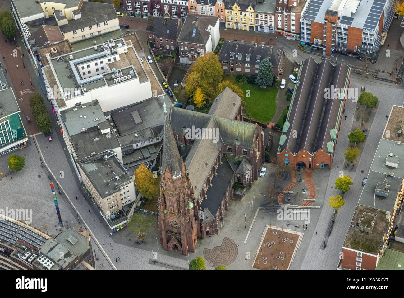 Vista aerea, zona pedonale della città vecchia con St Chiesa cattolica di Augustine e St. Augustine's Parish, circondata da alberi decidui autunnali, Old Tow Foto Stock