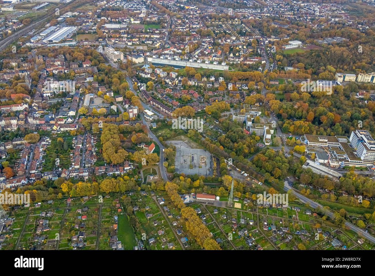 Vista aerea, terra a riposo su Junkerweg, di fronte a Haus Leithe, ex residenza aristocratica e punto di riferimento, Marienhospital Gelsenkirchen e residenza Foto Stock