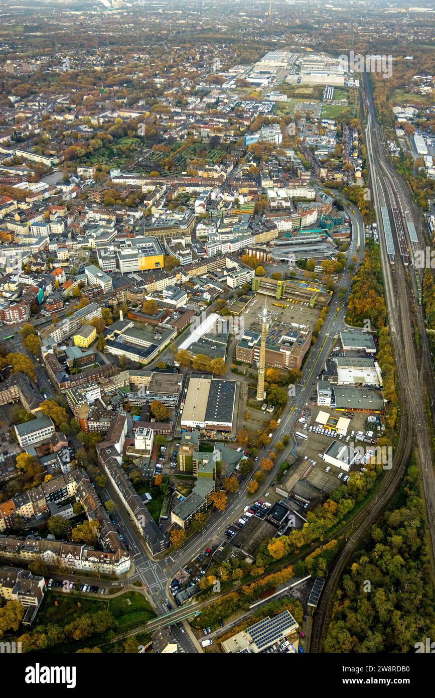 Vista aerea, stazione centrale di Hbf e City InnestadtVista della zona pedonale e della torre delle telecomunicazioni, circondata da alberi decidui autunnali, vecchio Foto Stock