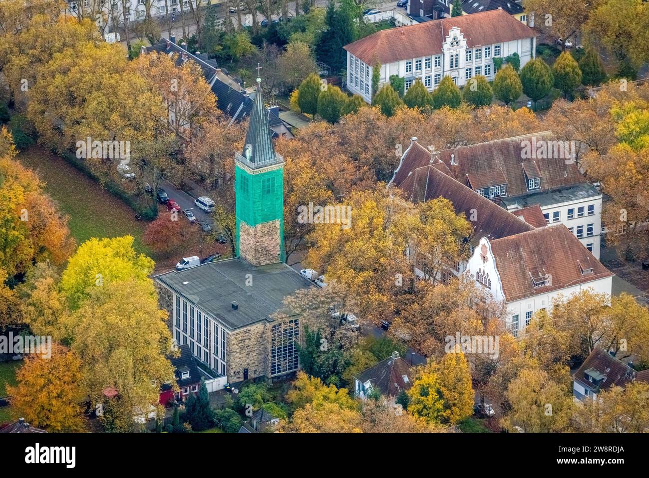 Vista aerea, St. Chiesa di Paolo con torre della chiesa coperta, Carl-Friedrich-Gauß-Gymnasium e edificio ramificato, circondato da alberi decidui autunnali, B Foto Stock