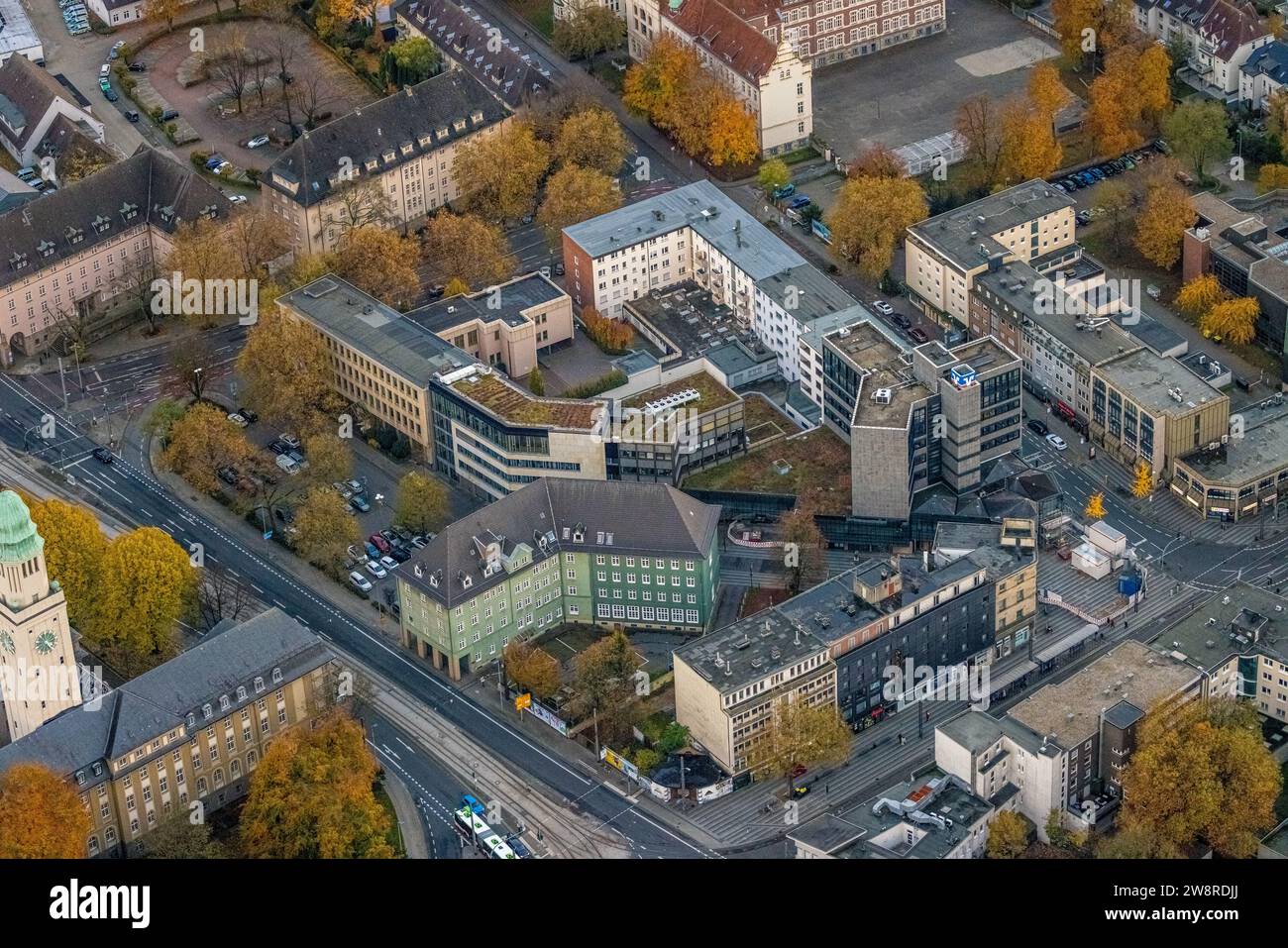 Vista aerea, Buer-City Rathausplatz con l'edificio dell'IHK Nord Westfalen e Volksbank, circondato da alberi decidui autunnali, Buer, Gelsenkirchen Foto Stock