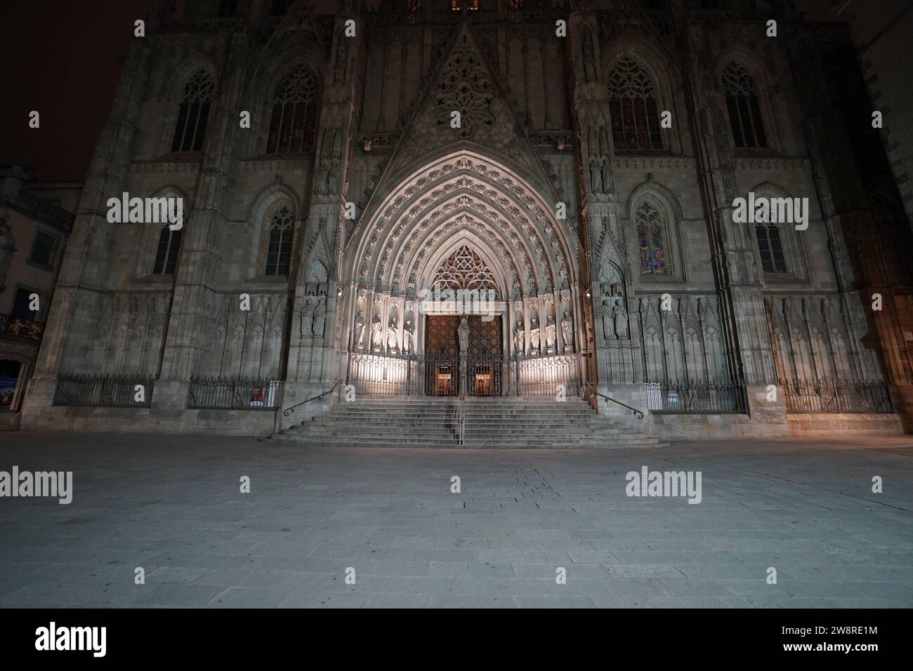 Cattedrale di Barcellona di notte e di mattina presto Foto Stock