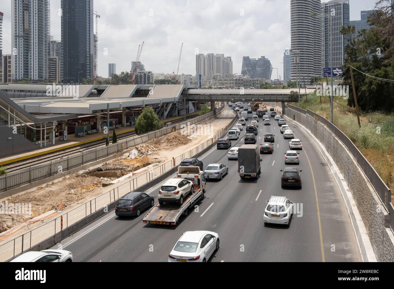 Tel Aviv, Israele - 15 maggio 2023: Espansione della strada. Auto a carico traffico stradale sulla Ayalon Freeway a Tel Aviv. Editoriale Foto Stock