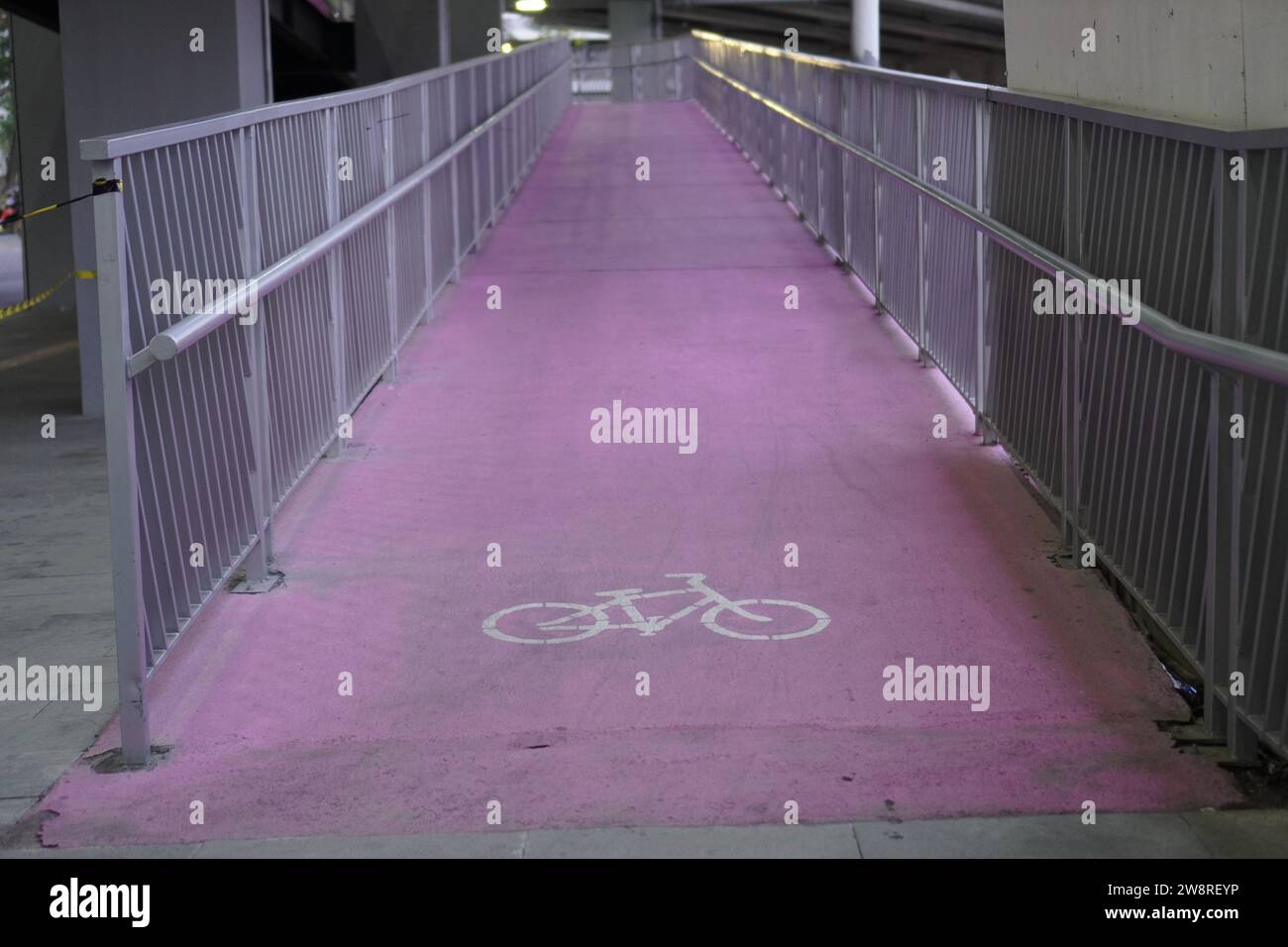 piste ciclabili rosa destinate ai ciclisti Foto Stock