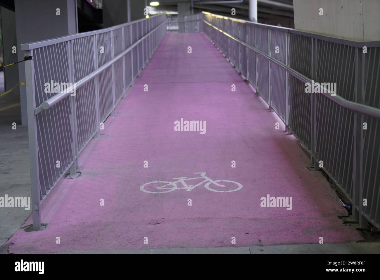 piste ciclabili rosa destinate ai ciclisti Foto Stock