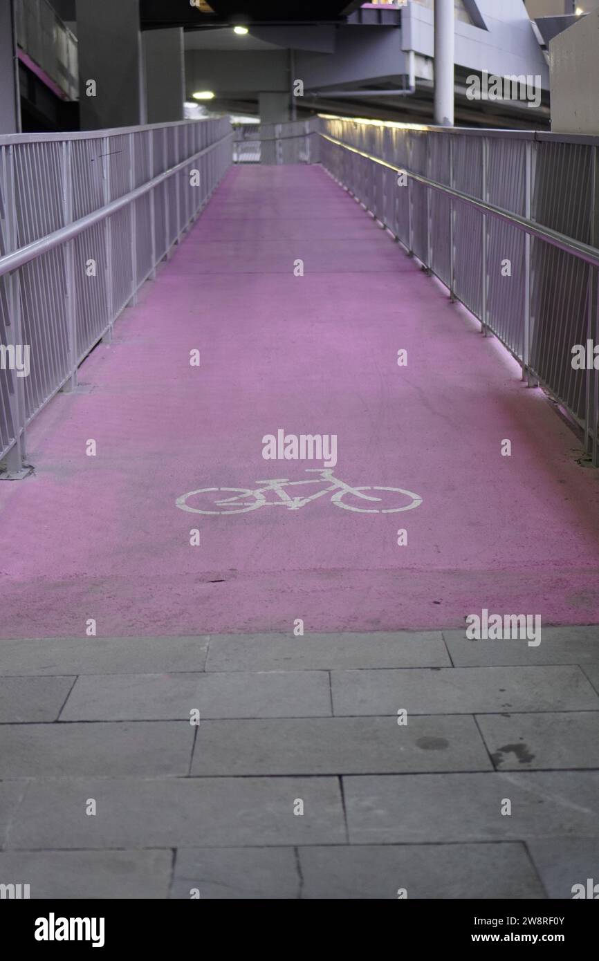 piste ciclabili rosa destinate ai ciclisti Foto Stock