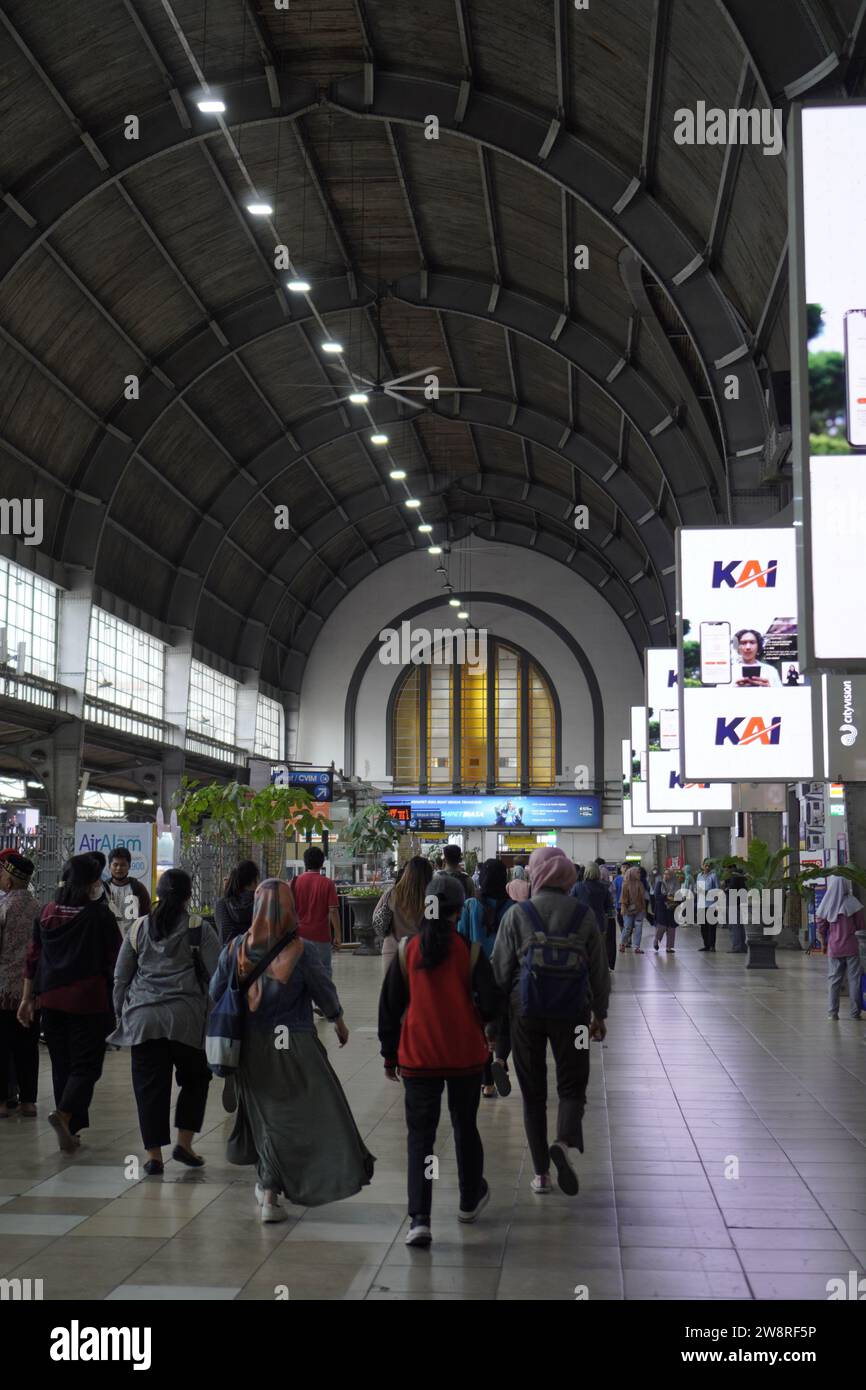 Città vecchia di Giacarta, 19 dicembre 2023 - atmosfera di persone che viaggiano all'interno della stazione ferroviaria nella città vecchia di Giacarta Foto Stock