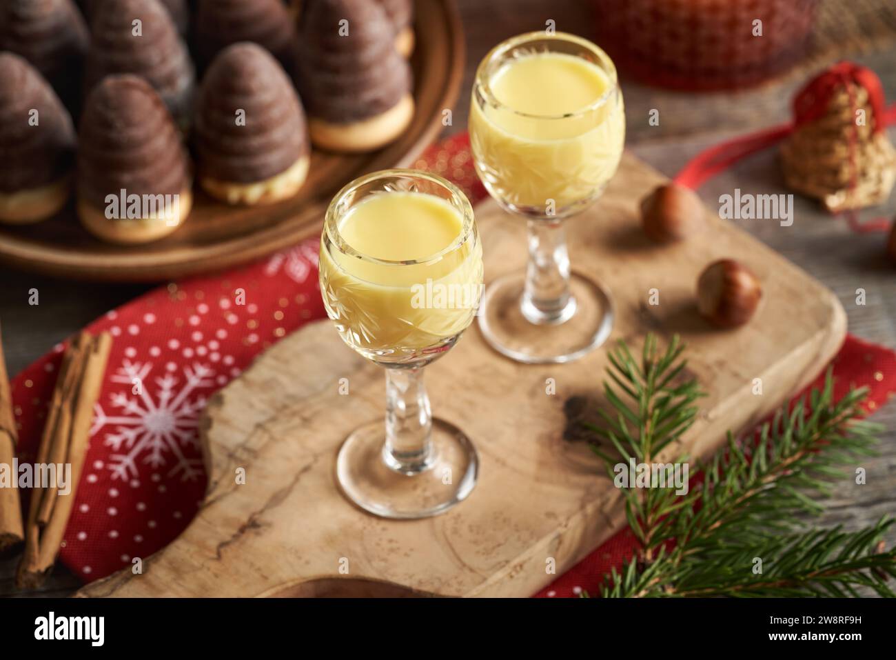 Eggnog e biscotti di Natale su un tavolo con rami di abete rosso Foto Stock