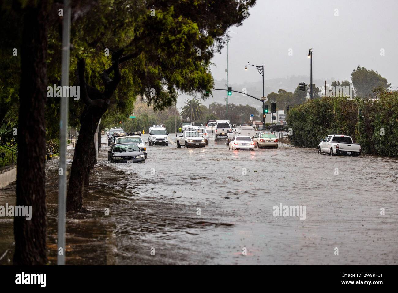 Santa Barbara, Stati Uniti. 21 dicembre 2023. Una potente tempesta del Pacifico colpisce Santa Barbra, in California, con forti piogge, inondazioni stradali e avvisi di inondazione flash in vigore il 21 dicembre 2023. (Foto di Rod Rolle/Sipa USA) credito: SIPA USA/Alamy Live News Foto Stock