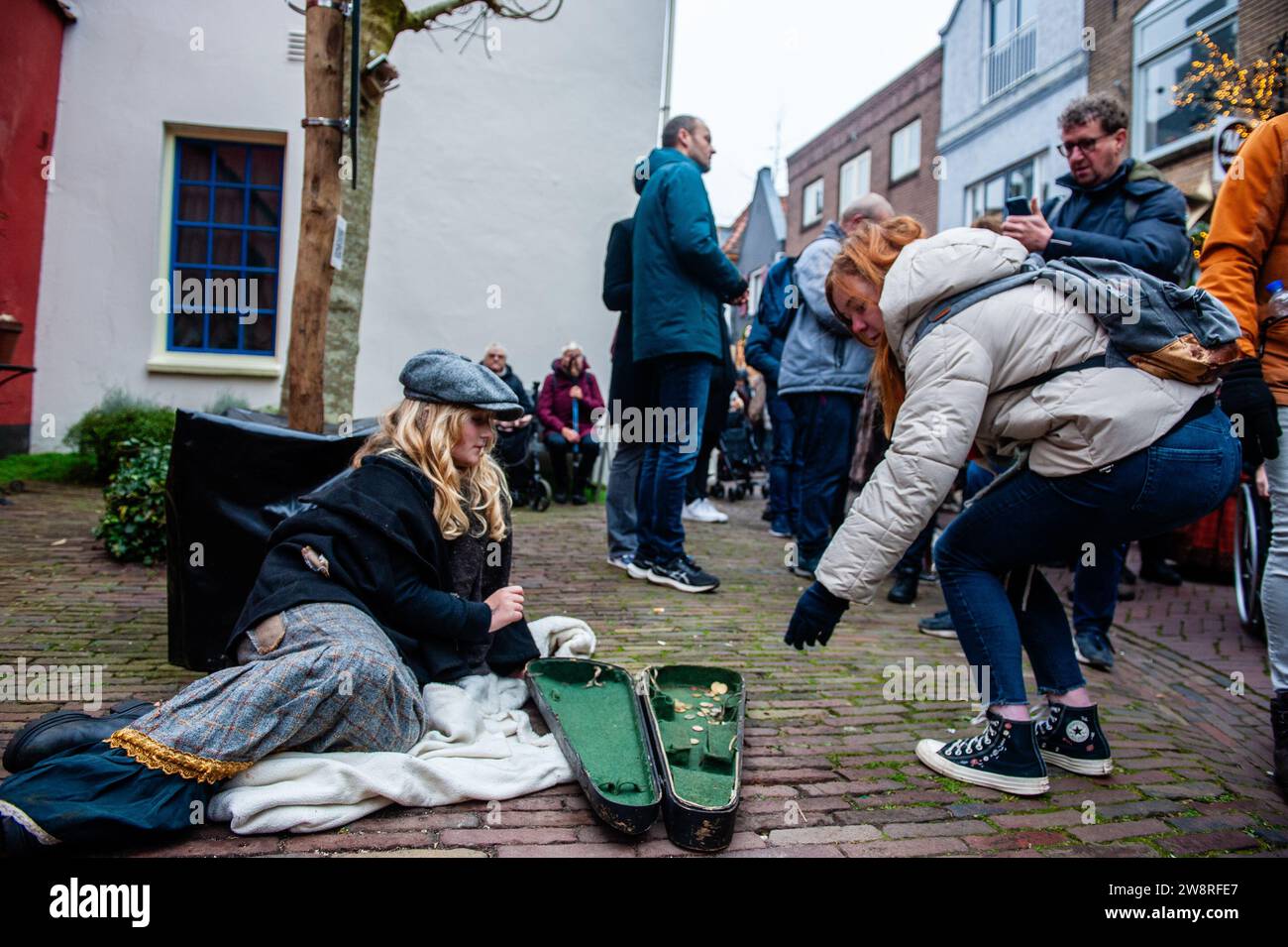 16 dicembre, Deventer. Ogni anno, intorno a questa data, il mondo del XIX secolo dello scrittore inglese Charles Dickens rivive nella splendida città olandese di Deventer. Più di 950 personaggi dei famosi libri di Dickens Back to Life. Benestanti signore e signori con cappelli di prima qualità sfilano per le strade. Lo scenario del festival è costituito da edifici storici, alberi di Natale e migliaia di piccole luci. Non solo per strada, ma anche dietro le finestre, nelle case e nei piccoli negozi e gallerie, il periodo romantico di Dickens è tornato alla vita. Quest'anno è stata la 31esima edizione di t Foto Stock