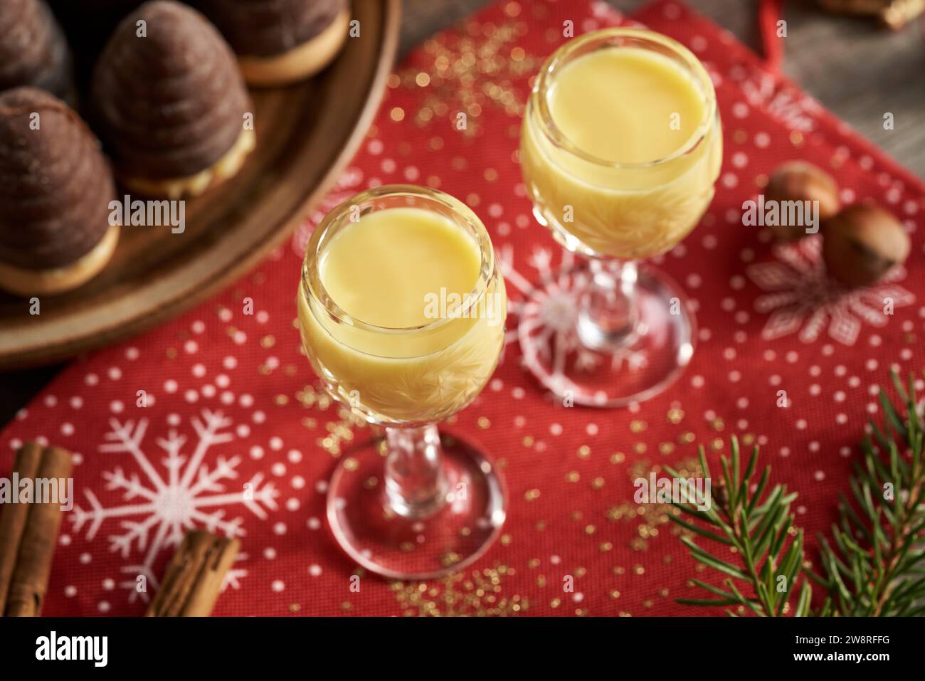 Due bicchieri di eggnog con biscotti di Natale su un tavolo Foto Stock