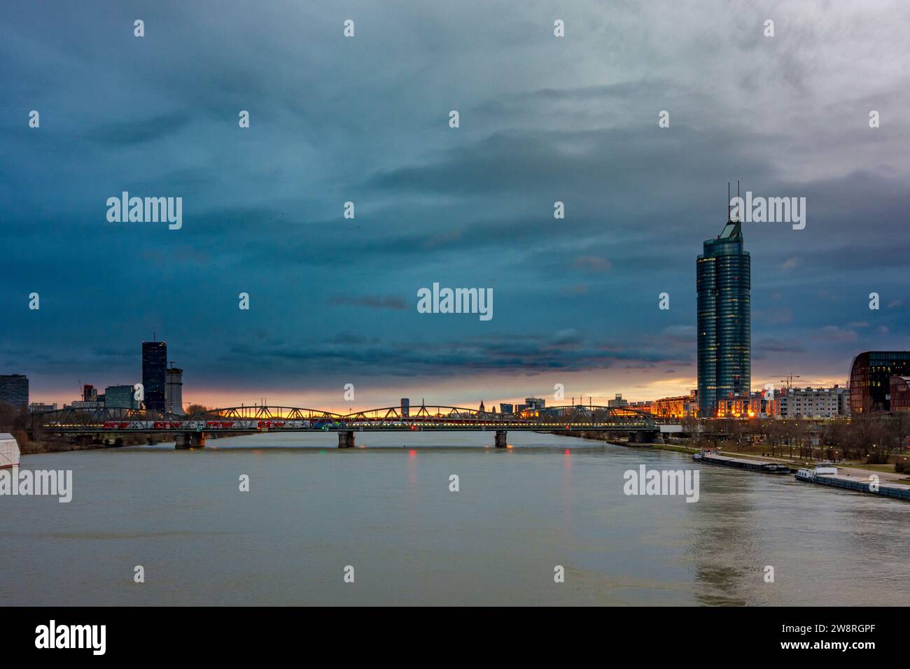 Vienna: Alba sul fiume Donau (Danubio), ponte Nordbahnbrücke, DC Tower 1, Millennium Tower nel 02. Leopoldstadt, Vienna, Austria Foto Stock