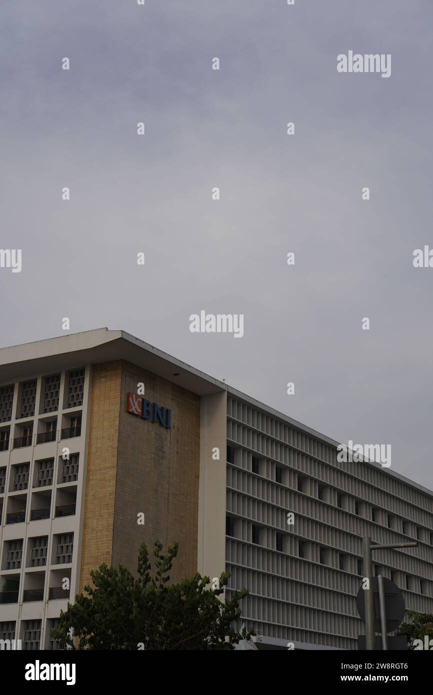 città vecchia di giacarta, 19 dicembre 2023 - vista dal basso dell'edificio bancario nella città vecchia di giacarta Foto Stock