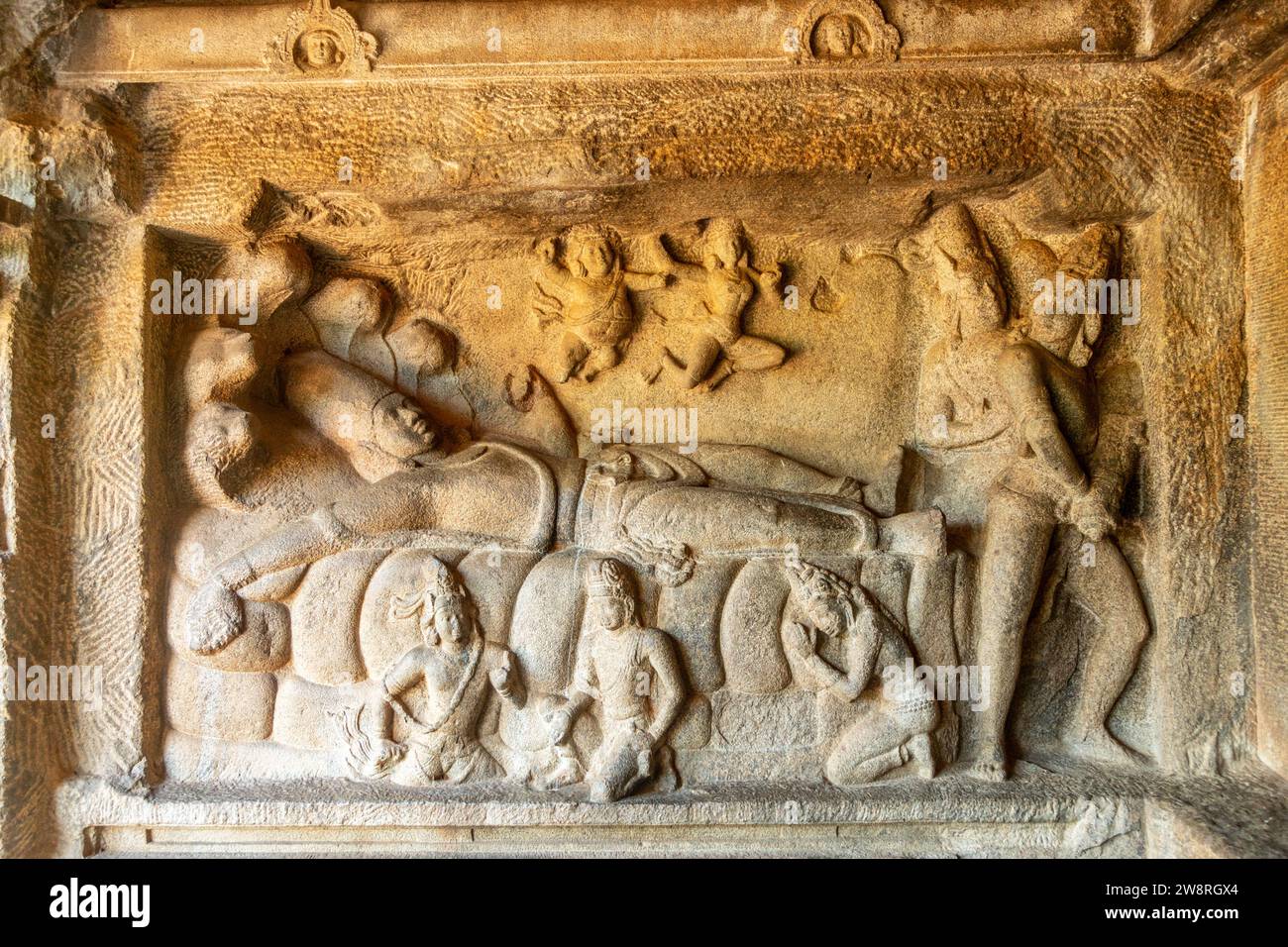 Tempietto grotta di Ishwara, antiche sculture in pietra, Mahabalipuram, regione di Tondaimandalam, Tamil Nadu, India meridionale Foto Stock